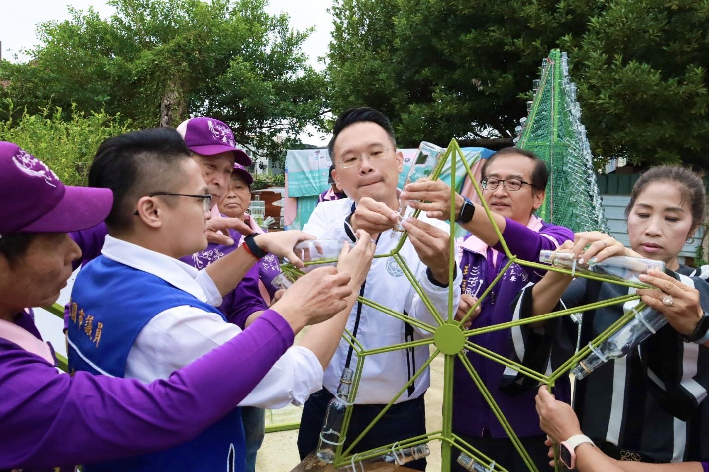 蘇副市長偕志工綁瓶共創環保聖誕樹