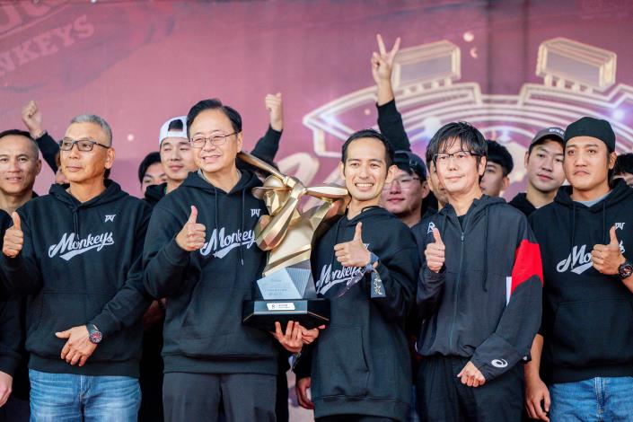 張市長在市府前廣場迎接球隊