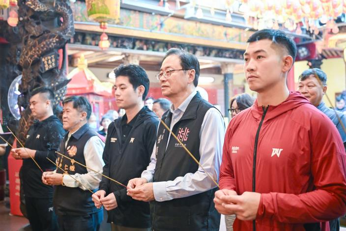 樂天桃猿球團赴仁海宮參拜還願