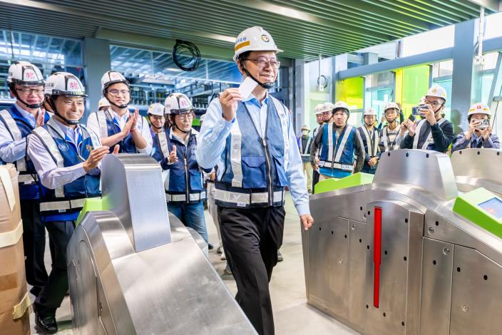 張市長刷卡進站視察車站工程進度