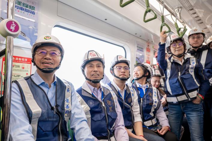 張市長搭乘捷運列車