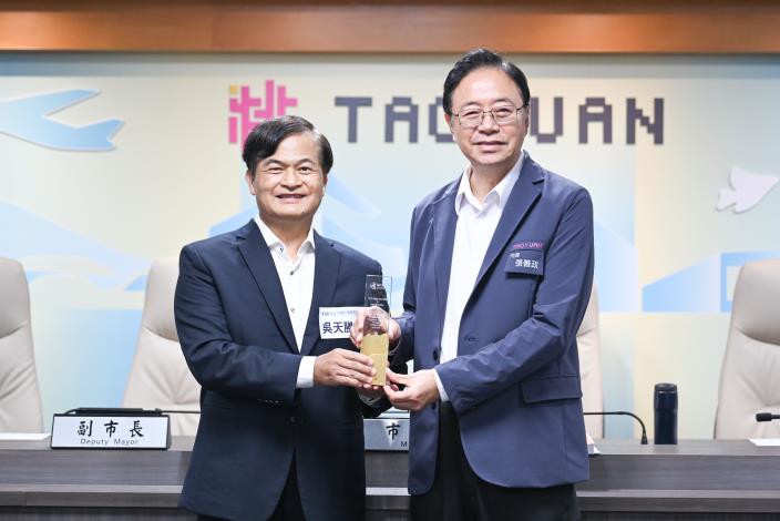 張市長接受經濟發展局呈獻智慧產業學院榮獲2025年全球資訊科技應用傑出貢獻獎首獎