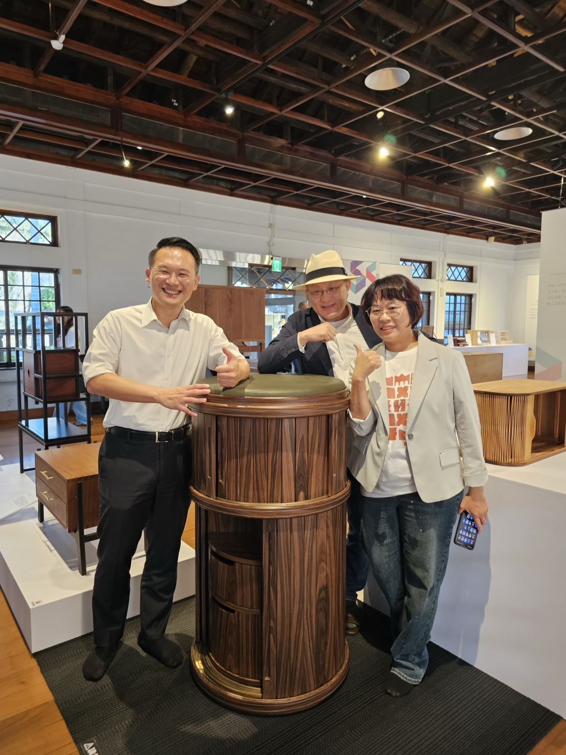蘇副市長欣賞木藝作品並合影