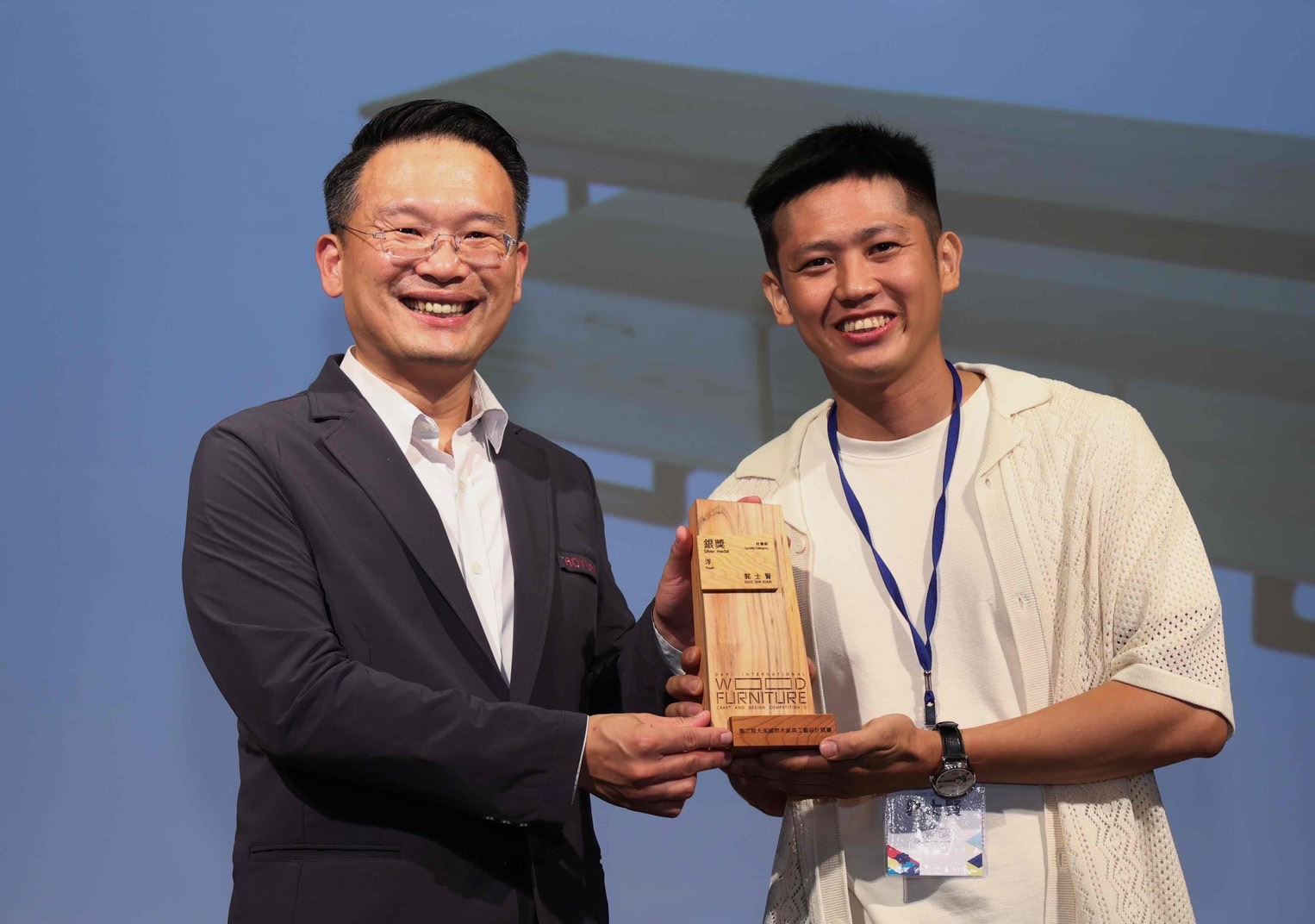 蘇副市長頒發獎座予競賽得獎者