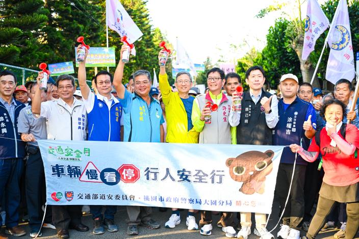 王副市長與貴賓一同鳴笛