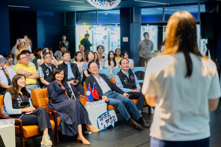 學生向張市長分享出國所見所聞