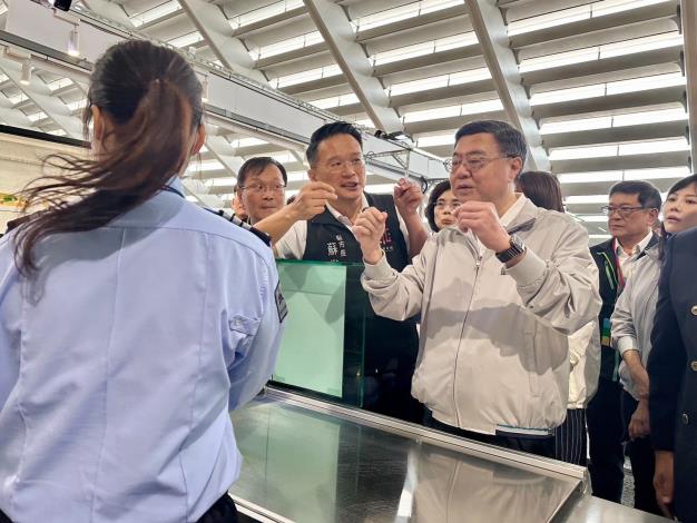 蘇副市長與行政院卓院長視察入境旅客防疫措施