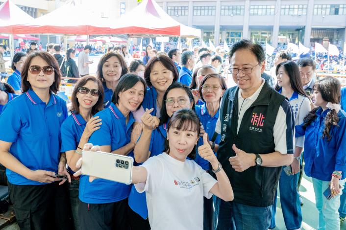 張市長與振聲學生開心合影