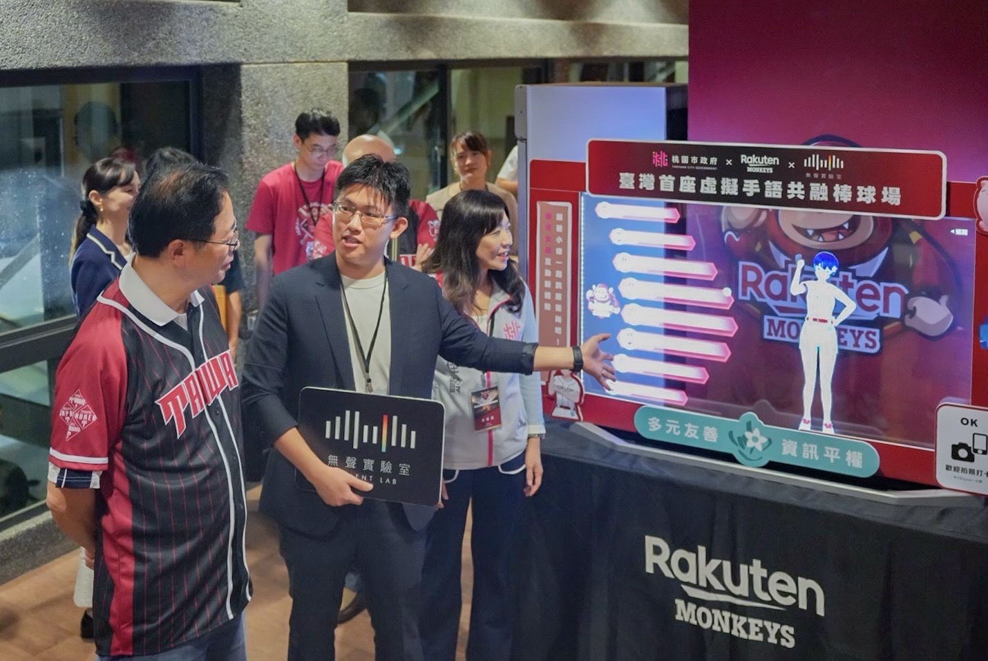 張市長參觀球場虛擬手語服務