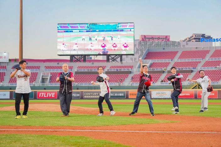 張市長與臺日韓代表一同進行開球儀式