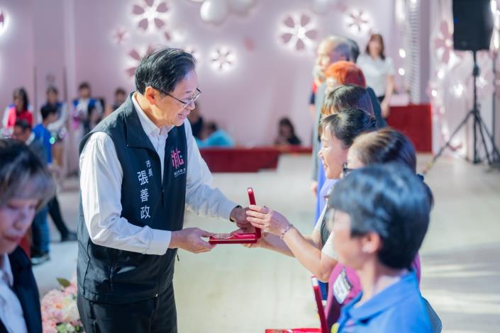 張市長頒獎予績優環保志工