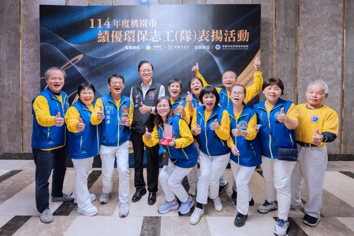 張市長與環保志工團隊合影