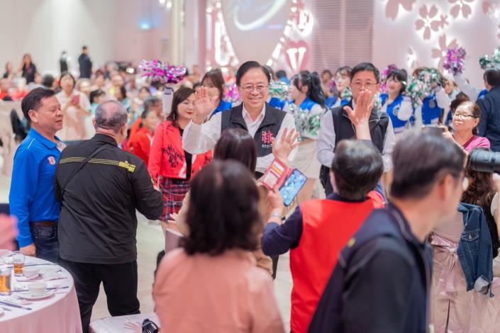 志工們熱情歡迎張市長