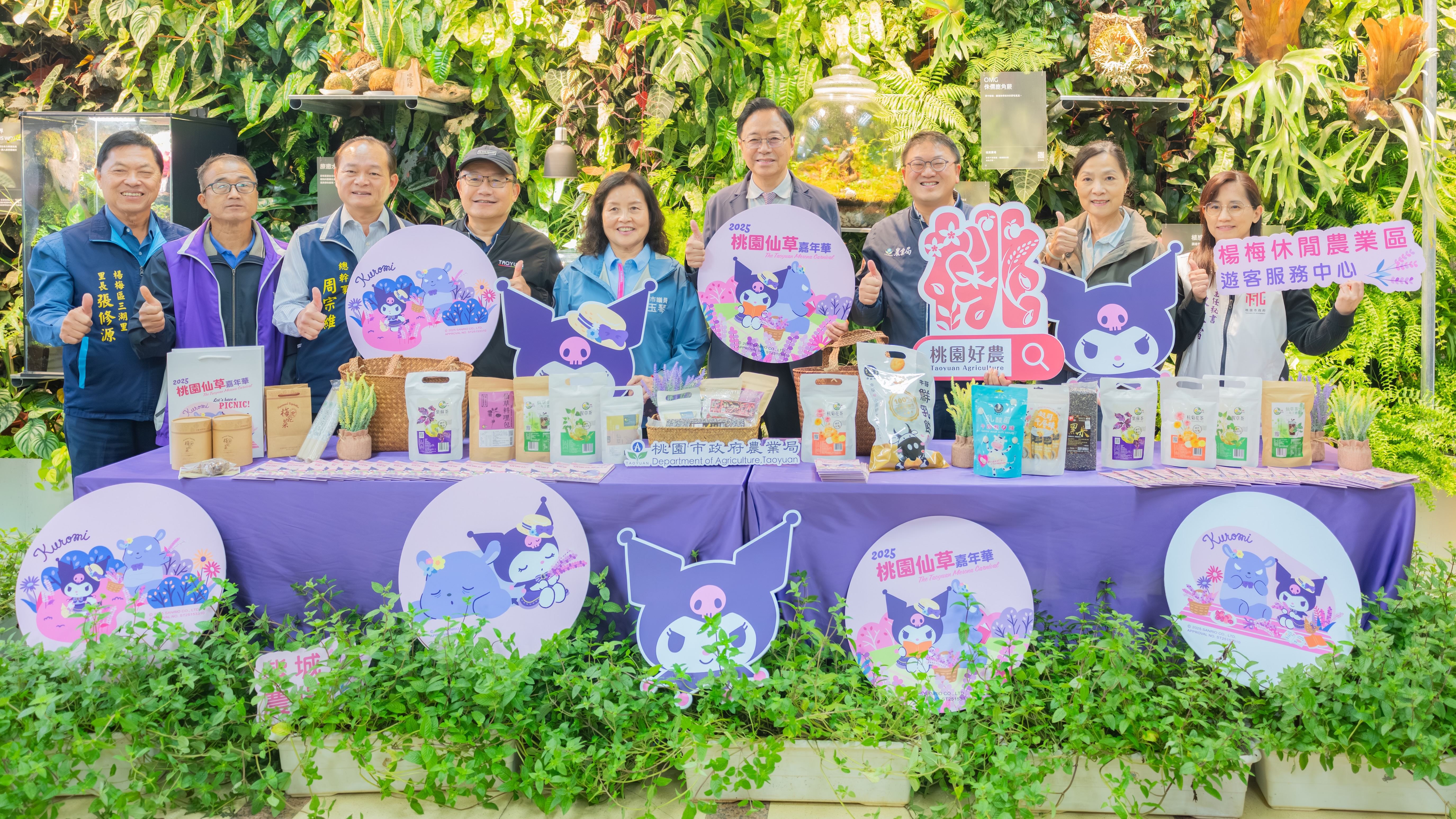 張市長與來賓合影推廣農特產品