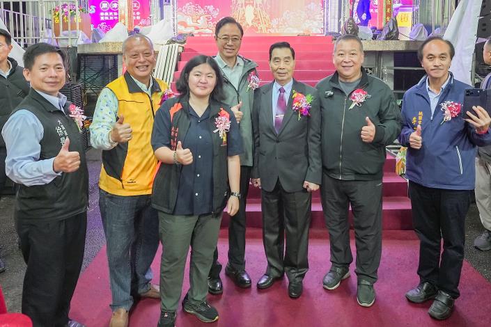  張市長與貴賓於廟前合影