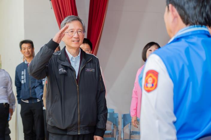 王副市長向大隊長致敬