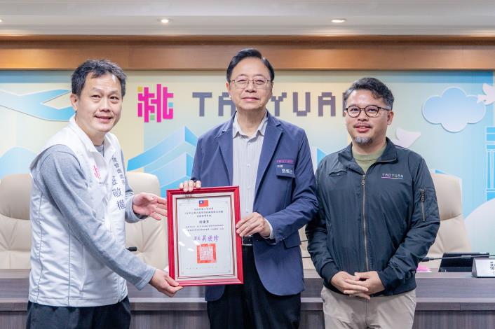 都發局呈獻榮獲內政部國土管理署「114年公寓大廈管理組織報備及相關業務督導考核特優」