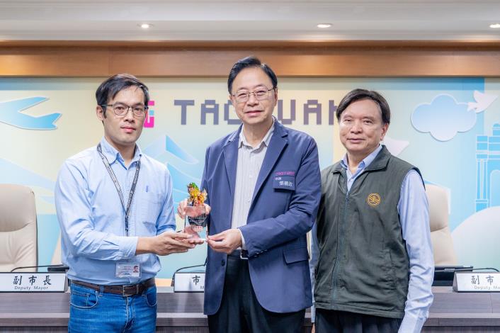 捷運工程局呈獻榮獲「社團法人台灣永續關懷協會第26屆國家建築金獎—公共建設優質獎」