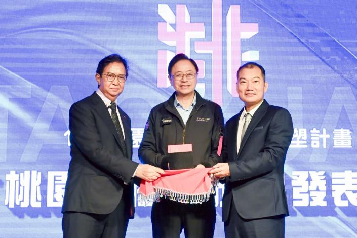 張市長擔任桃園市商圈產業聯合會新舊任總會長監交人