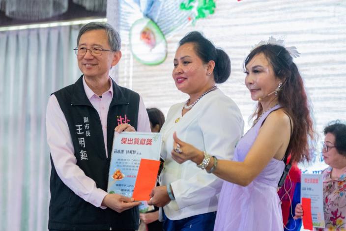 王副市長頒發獎狀予新住民朋友