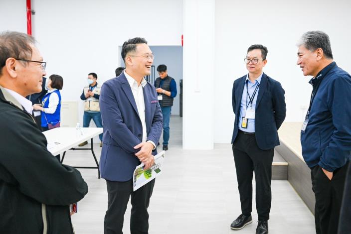 蘇副市長與貴賓交流河川整治心得