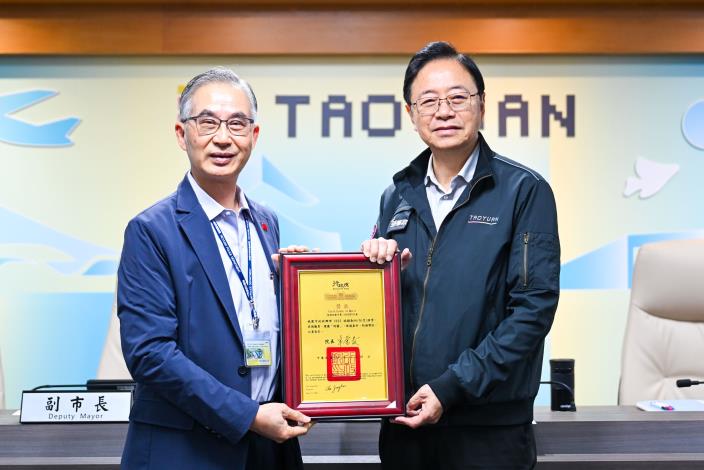 張市長接受警察局呈獻榮獲行政院2025年城鎮韌性防空演習「全國特優」殊榮