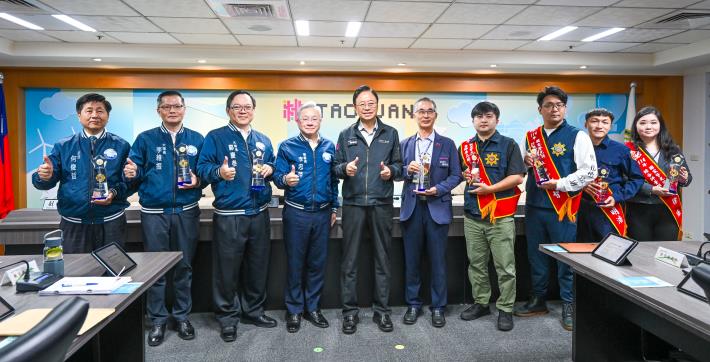 張市長接受警察局呈獻「榮獲內政部警政署114年國家警光獎」