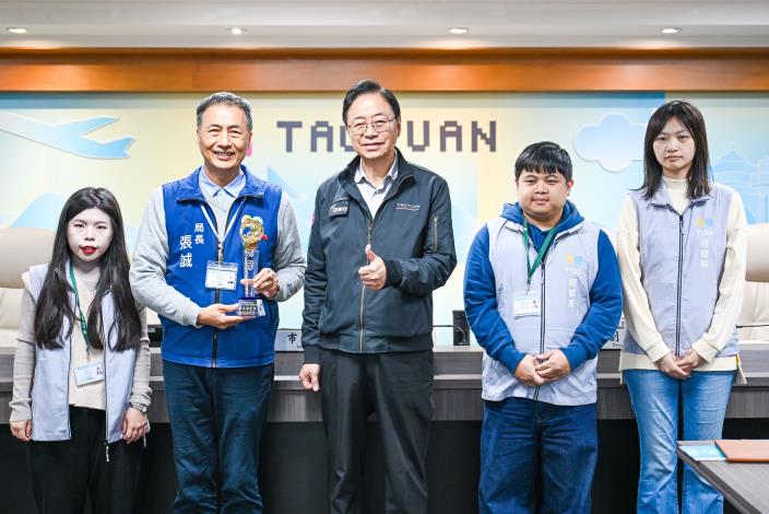 張市長接受經發局呈獻榮獲經濟部「114年工廠校正及營運調查績優單位團體獎」，為全國唯一連續22年獲獎的縣市