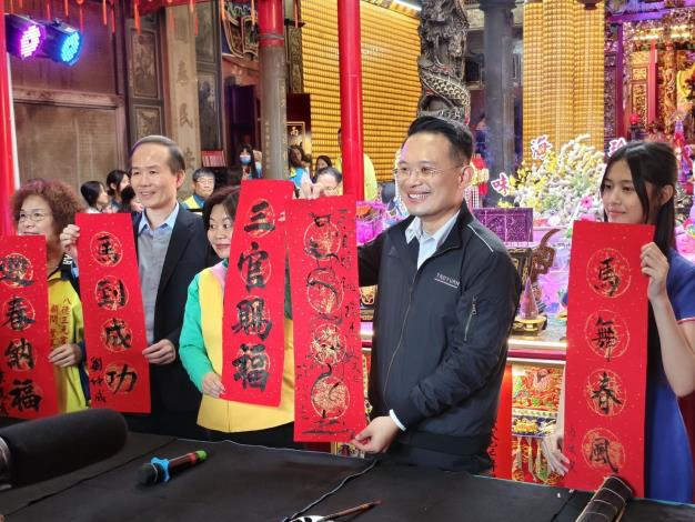 蘇副市長揮毫寫下馬年春聯