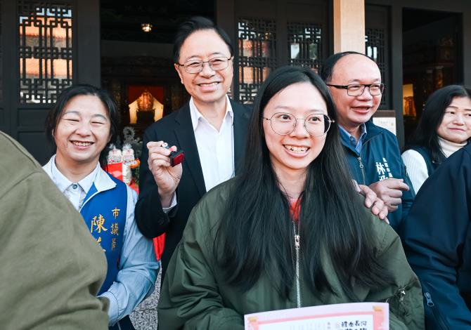 張市長與桃園學子合影