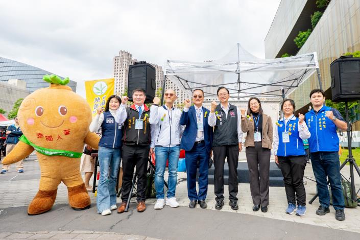 張市長及貴賓與人蔘娃娃合影