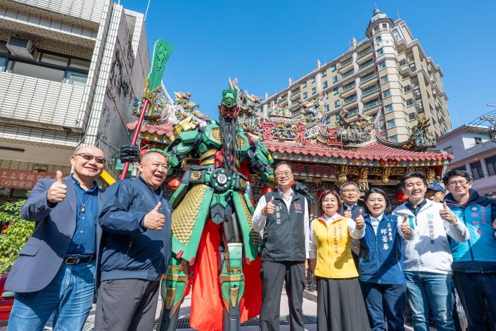 張市長於八德三元宮前與貴賓合影留念