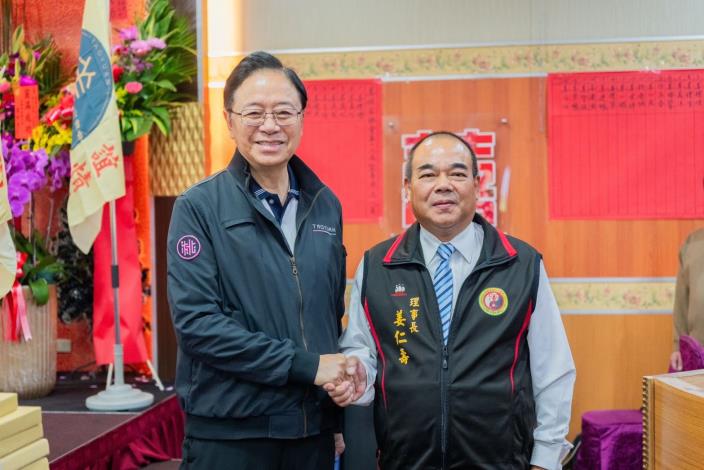 張市長與姜理事長握手致意