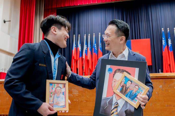 蘇副市長接受育達同學致贈的人物畫像