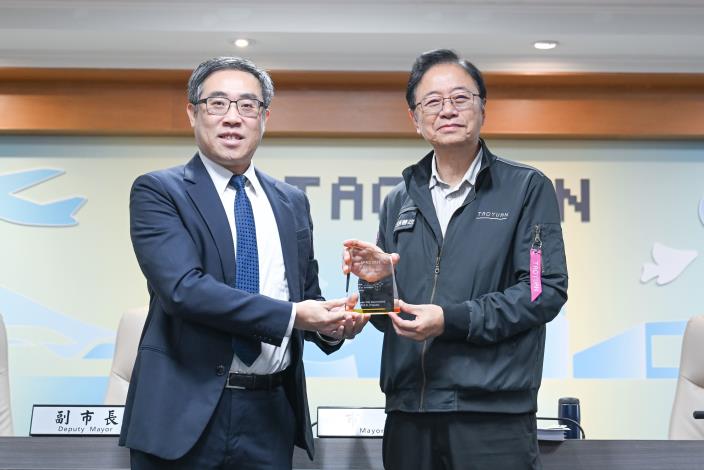Gartner臺灣區副總裁廖銘仁頒發獎座予張市長