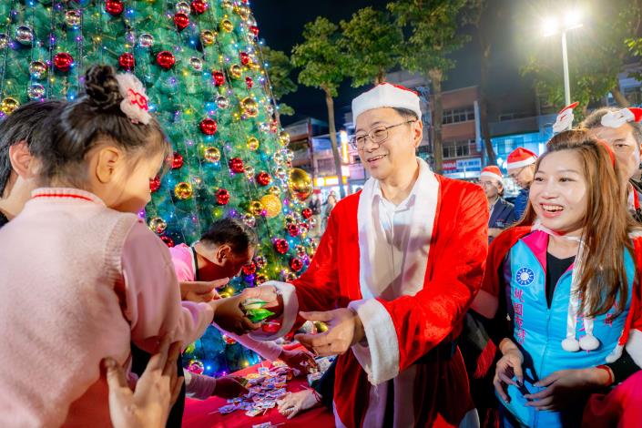 張市長化身聖誕老公公發禮物