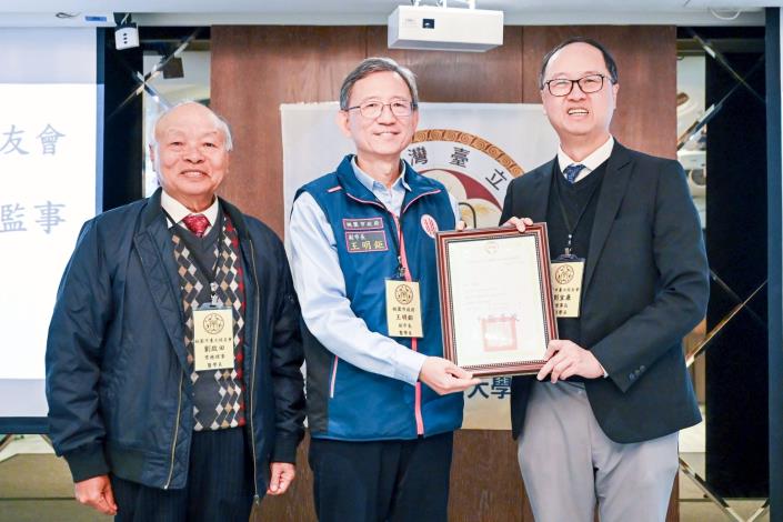 王副市長頒發當選證書