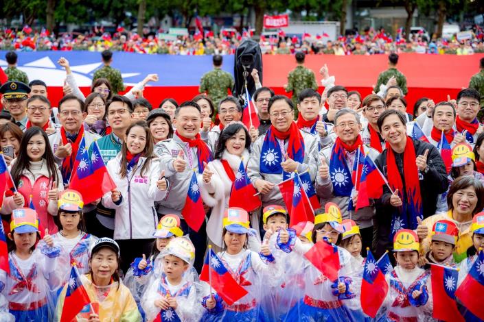 張市長與貴賓及孩童合影