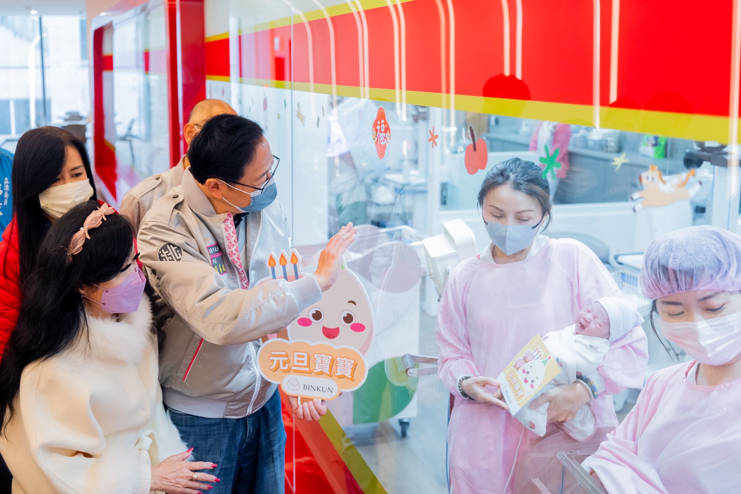 張市長探望元旦寶寶