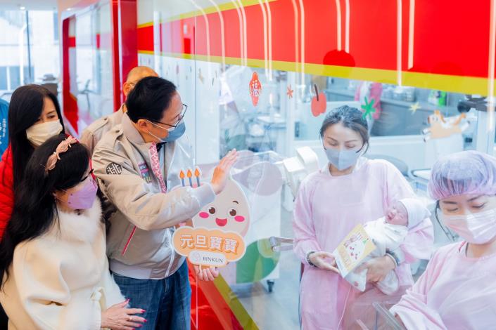 張市長探望元旦寶寶