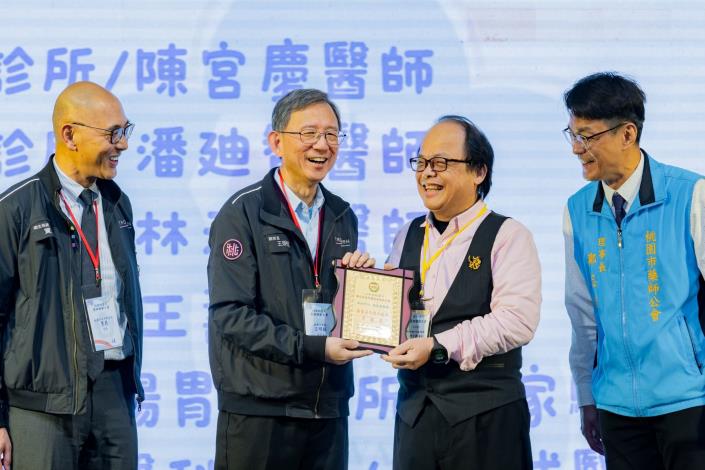 王副市長與藥事照護轉介服務貢獻獎獲獎代表合影