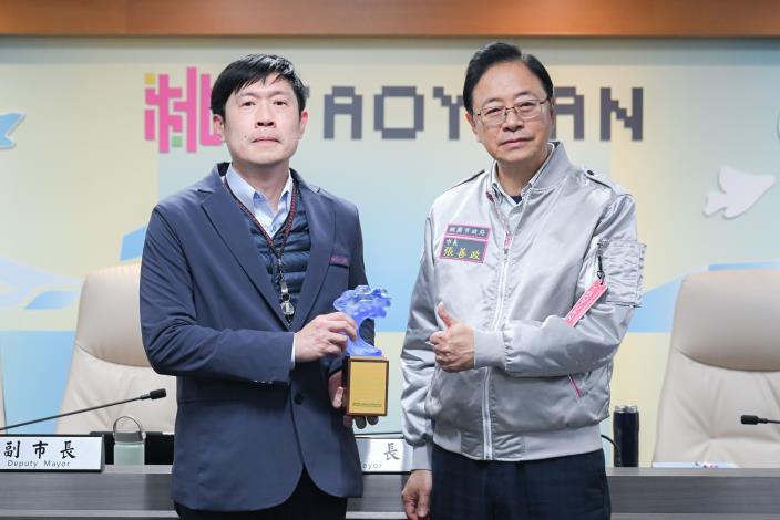 張市長表示，智慧治理領域市府屢獲殊榮，環保局推動的智慧垃圾桶，即是透過創意結合專業並落實於實務現場的最佳例證