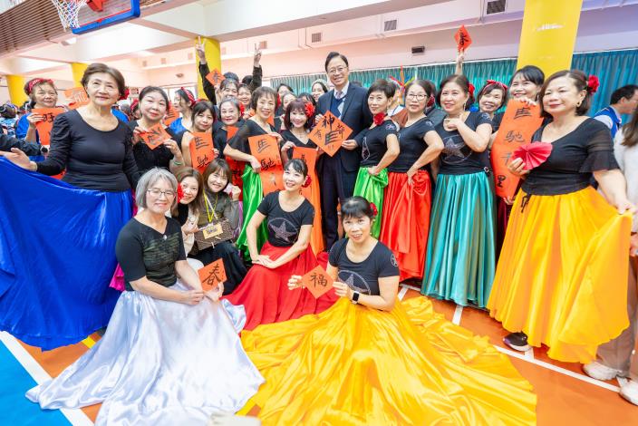 張市長與現場表演的長輩們合影