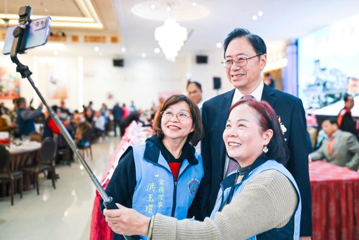 張市長與桃園市嘉義同鄉會會員自拍留念
