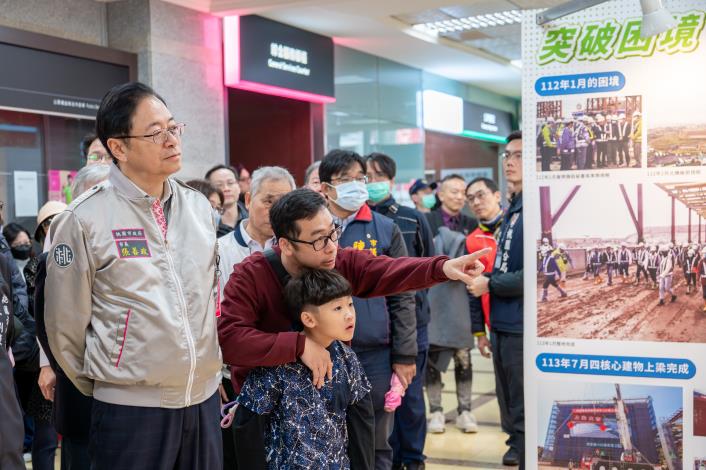 張市長參觀捷運綠線成果展