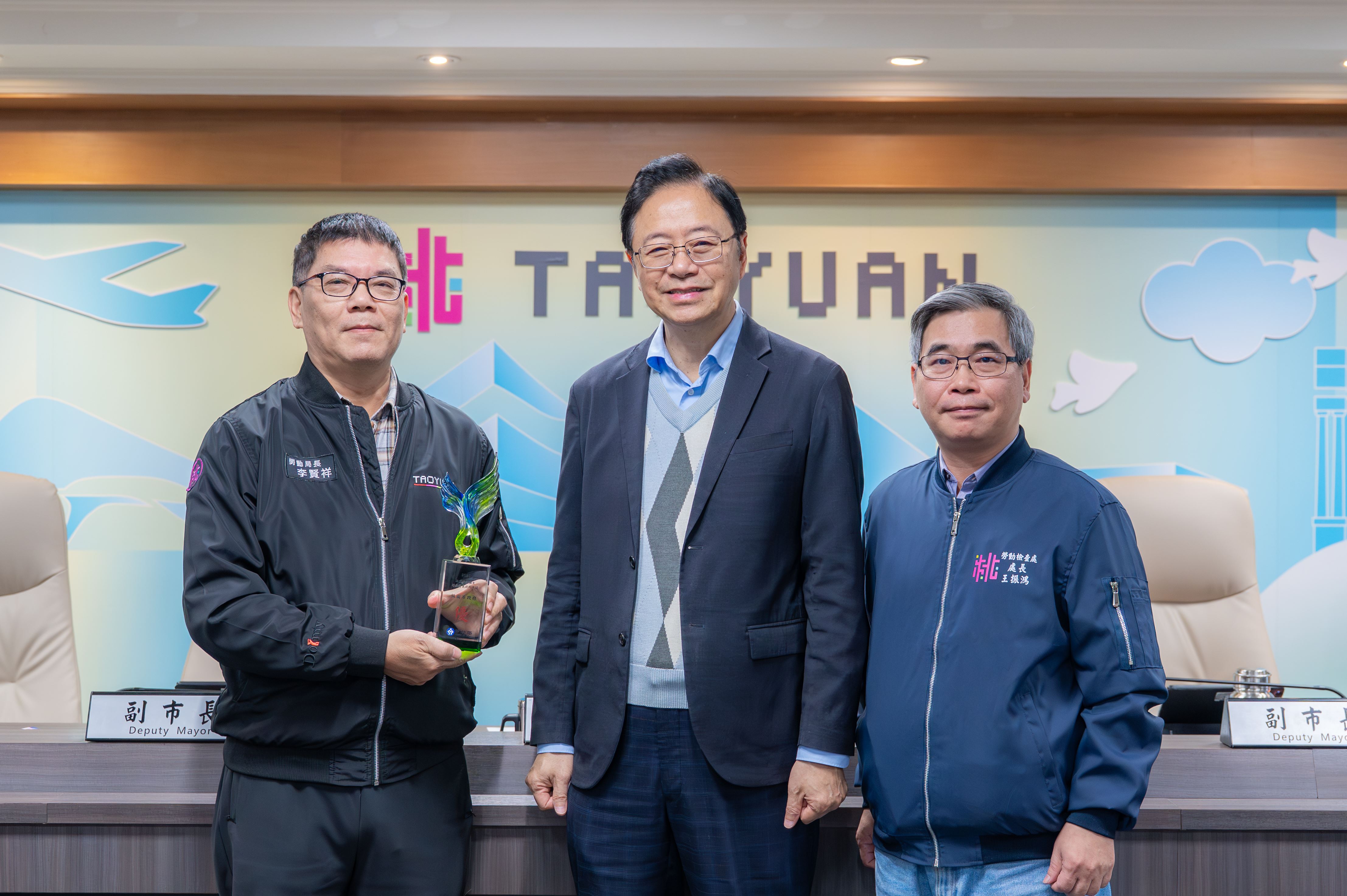 市長接受勞動局呈獻榮獲勞動部114年度「政府機關推動職業安全衛生業務績效評核」優等獎