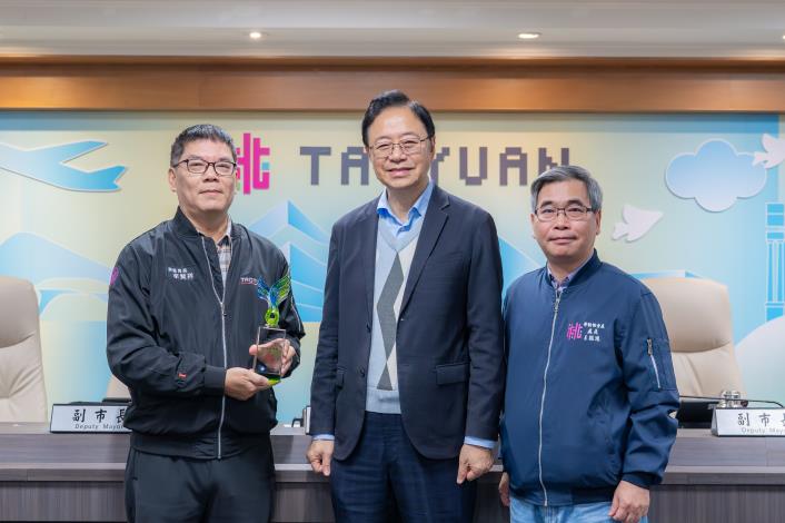 市長接受勞動局呈獻榮獲勞動部114年度「政府機關推動職業安全衛生業務績效評核」優等獎