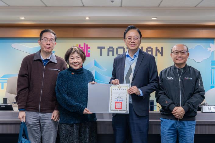 張市長頒發桃園市文化資產保存者證書