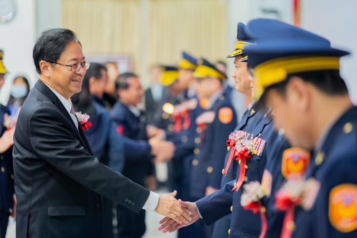 張市長與警察同仁握手致意