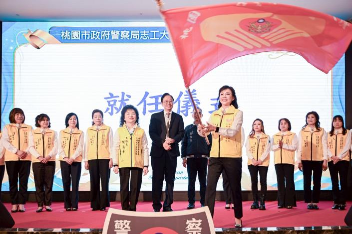 張市長頒授旗幟予新任大隊長周矢綾